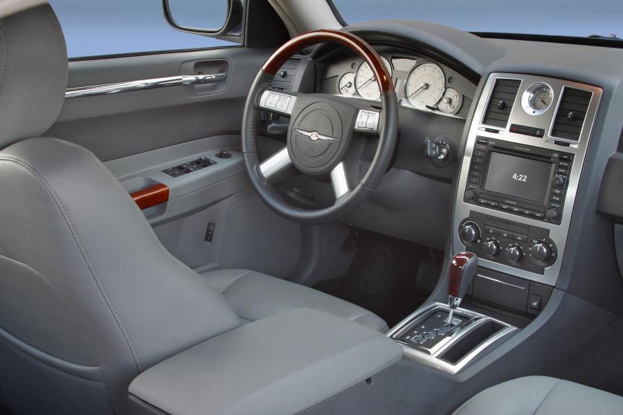 Интерьер Chrysler 300C (LX) 2005 года  (фото 53 из 120)